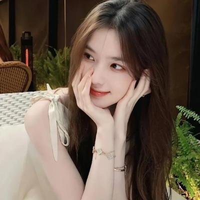 一线女星又出大瓜：机场牵手女助理，本人沉默不回应，一个月